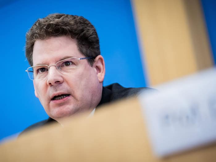 «Der Energiepreisschock wird die Wirtschaft in Ostdeutschland wohl in etwa so stark belasten wie die in Deutschland insgesamt», sagt IWH-Vizepräsident Oliver Holtemöller. / Foto: Christoph Soeder/dpa