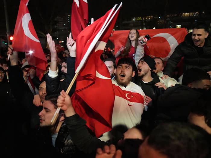 Türkische Fans jubeln in Berlin über WM-Qualifikation.
 / Foto: Manuel Genolet/dpa
