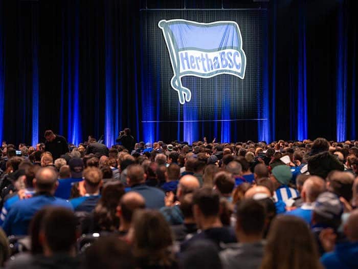 Einige Themen könnten auf Herthas Mitgliederversammlung für Zündstoff sorgen. (Archivbild) / Foto: Soeren Stache/dpa
