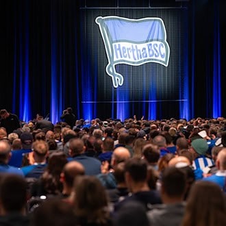 Einige Themen könnten auf Herthas Mitgliederversammlung für Zündstoff sorgen. (Archivbild) / Foto: Soeren Stache/dpa