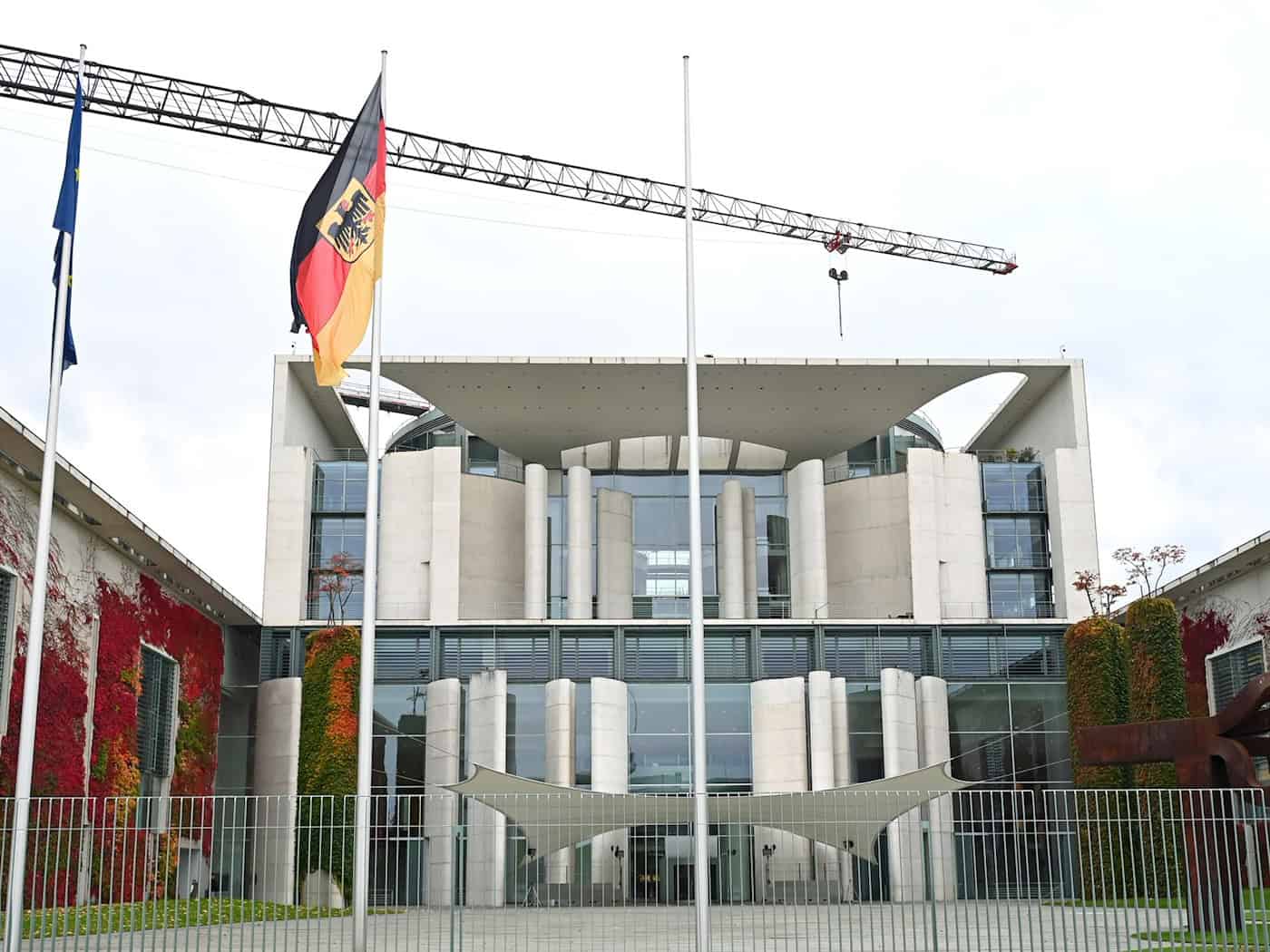 Ein 76-Jähriger hat das Bundeskanzleramt mit roter Farbe beschmiert, der Staatsschutz ermittelt. (Symbolbild) / Foto: Elisa Schu/dpa