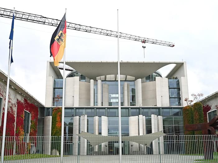 Ein 76-Jähriger hat das Bundeskanzleramt mit roter Farbe beschmiert, der Staatsschutz ermittelt. (Symbolbild) / Foto: Elisa Schu/dpa