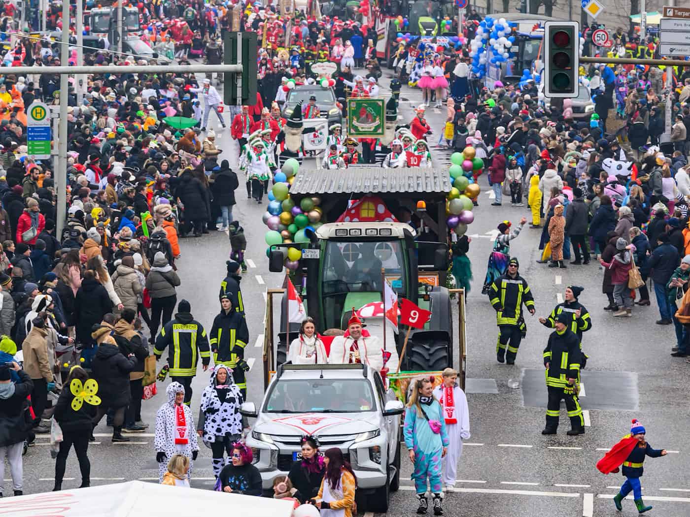 Karneval, wie hier beim Umzug in Cottbus, gehören in Brandenburg nun zu den immateriellen Kulturerben. (Archivbild) / Foto: Patrick Pleul/dpa
