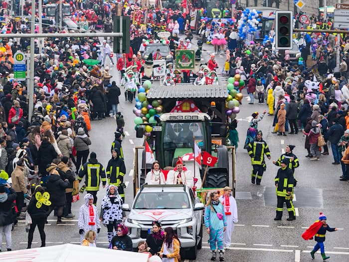 Karneval, wie hier beim Umzug in Cottbus, gehören in Brandenburg nun zu den immateriellen Kulturerben. (Archivbild) / Foto: Patrick Pleul/dpa