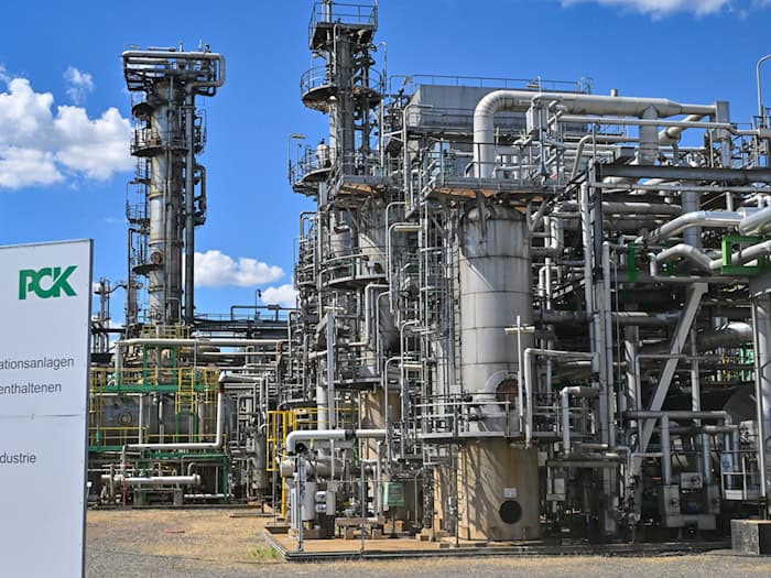 Die Ölraffinerie PCK bezieht kein russisches Öl mehr, erhält aber über die durch Russland verlaufende Druschba-Pipeline Öl aus Kasachstan. (Archivbild) / Foto: Patrick Pleul/dpa