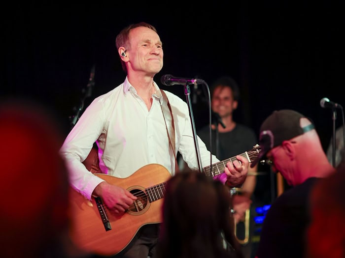 Norbert Leisegang, Frontmann der Band Keimzeit, singt am Dienstagabend im Club Horns Erben.  / Foto: Jan Woitas/dpa