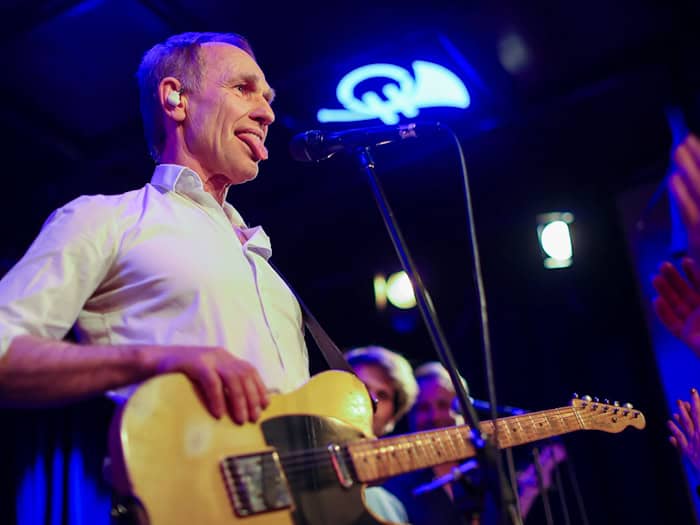 Norbert Leisegang, Frontmann der Band Keimzeit, singt am Dienstagabend im Club Horns Erben.  / Foto: Jan Woitas/dpa