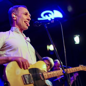 Norbert Leisegang, Frontmann der Band Keimzeit, singt am Dienstagabend im Club Horns Erben.  / Foto: Jan Woitas/dpa