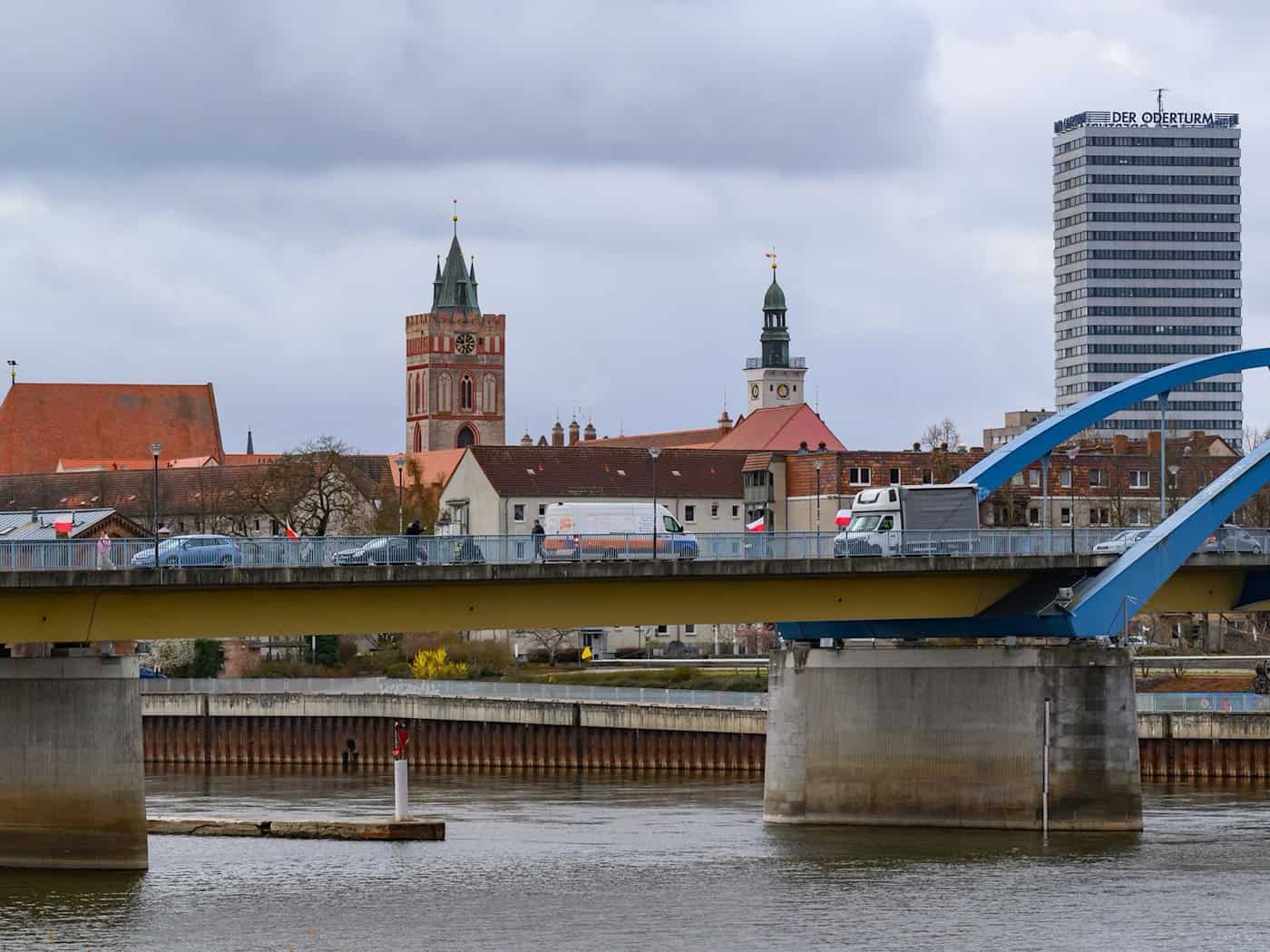 An der Grenze zu Polen bilden sich immer wieder längere Rückstaus. (Archivbild) / Foto: Patrick Pleul/dpa
