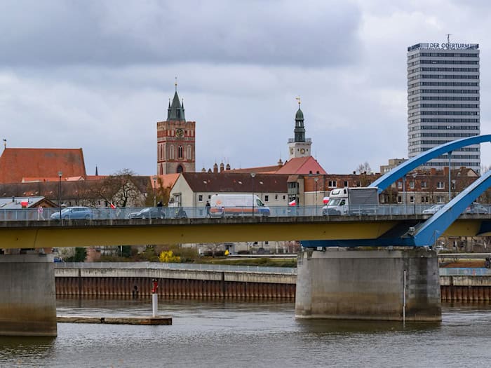 An der Grenze zu Polen bilden sich immer wieder längere Rückstaus. (Archivbild) / Foto: Patrick Pleul/dpa