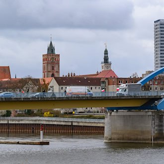 An der Grenze zu Polen bilden sich immer wieder längere Rückstaus. (Archivbild) / Foto: Patrick Pleul/dpa