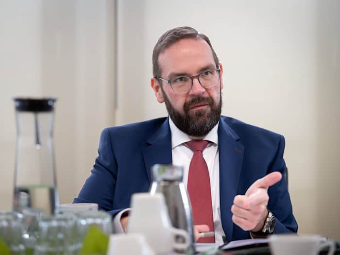 Brandenburgs Bildungsminister Gordon Hoffmann (CDU) rechnet im kommenden Schuljahr mit einem Rekord beim Lehrermangel und den Schülerzahlen. (Archivbild) / Foto: Soeren Stache/dpa