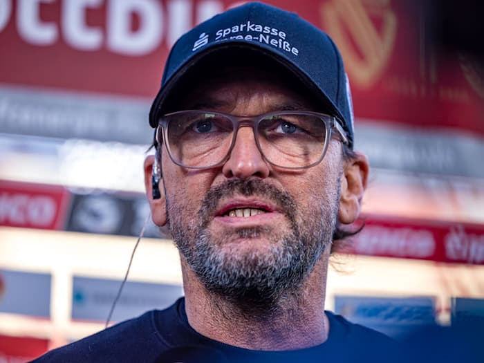 Energie Cottbus-Trainer Claus-Dieter Wollitz wählte einmal mehr eine scharfe Kritik. (Archivbild) / Foto: Frank Hammerschmidt/dpa