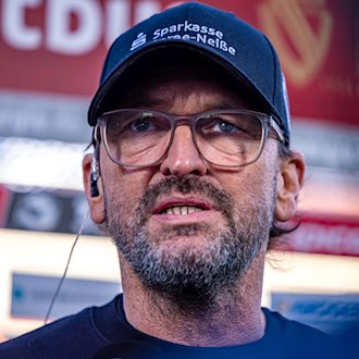 Energie Cottbus-Trainer Claus-Dieter Wollitz wählte einmal mehr eine scharfe Kritik. (Archivbild) / Foto: Frank Hammerschmidt/dpa