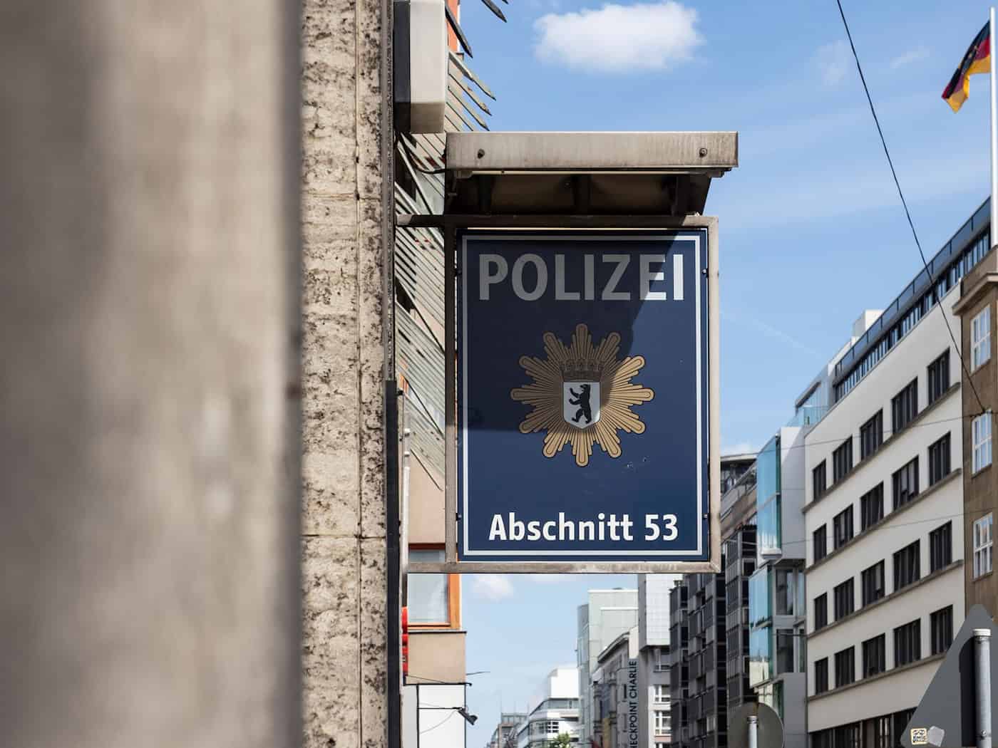 Hier sollen laut Personalrat schlimme Zustände herrschen: Polizeigebäude Friedrichstraße. / Foto: Paul Zinken/dpa