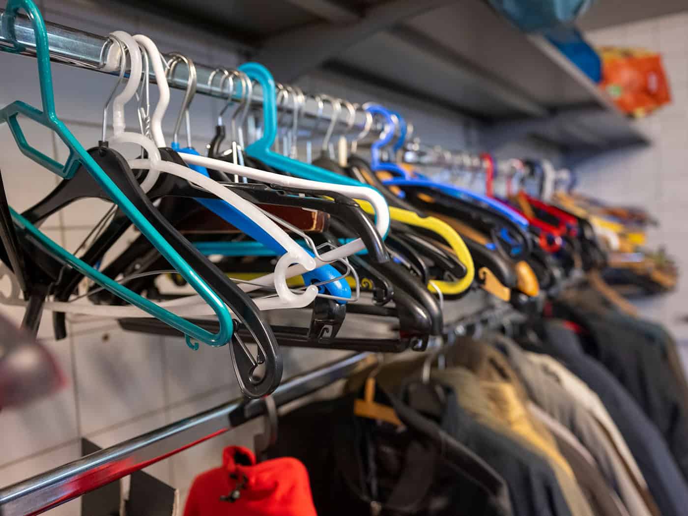 Auch bei der Kleiderkammer können Kleidungsstücke gespendet werden. (Archivbild) / Foto: Monika Skolimowska/dpa