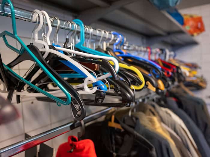 Auch bei der Kleiderkammer können Kleidungsstücke gespendet werden. (Archivbild) / Foto: Monika Skolimowska/dpa