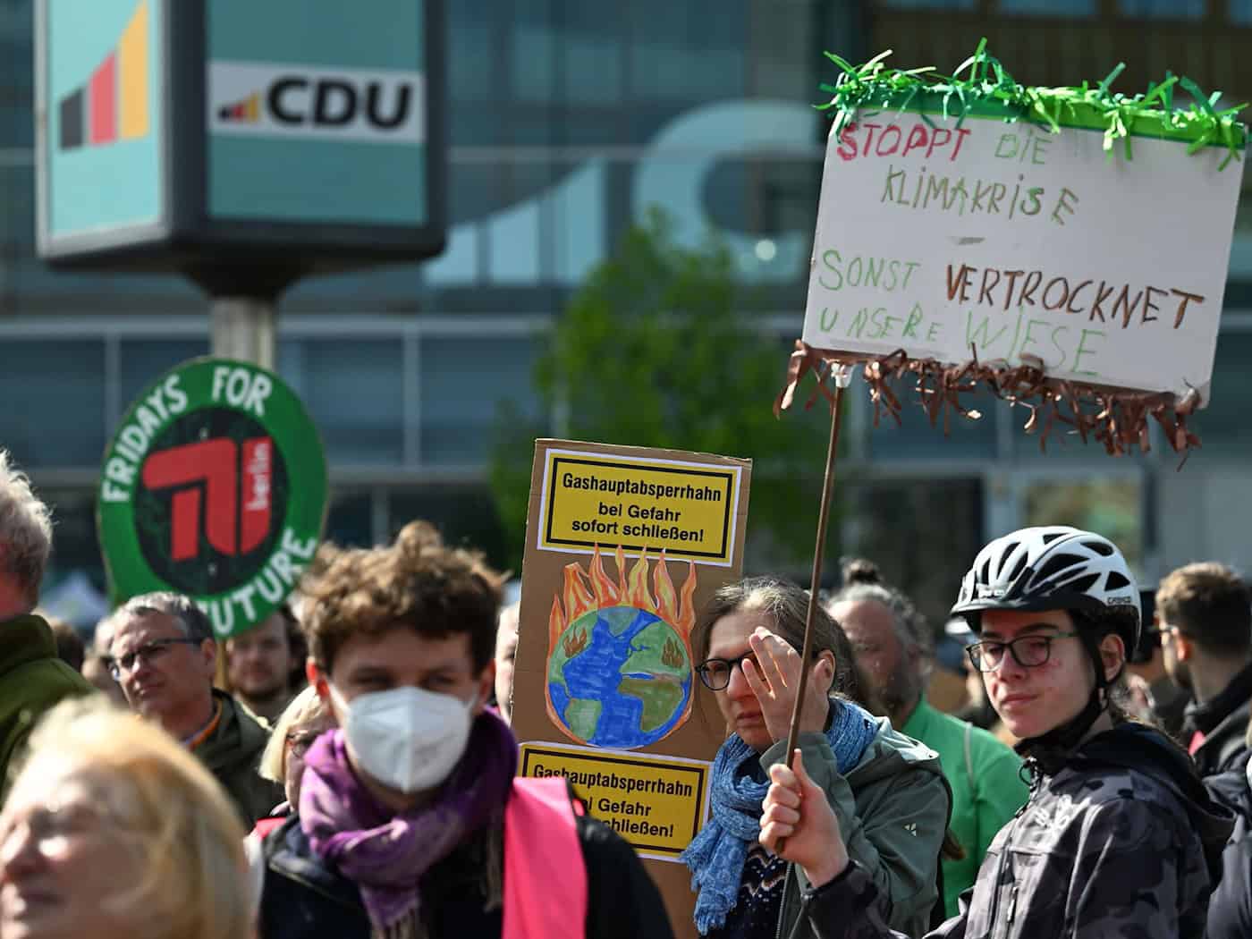 Demonstranten stehen im Rahmen der Aktion «Fridays for Future» gegenüber der CDU-Parteizentrale. / Foto: Soeren Stache/dpa