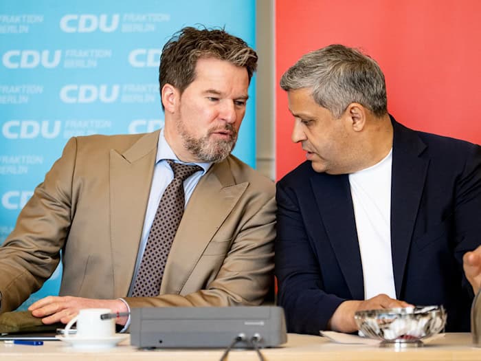 CDU-Fraktionschef Dirk Stettner (l) und SPD-Fraktionsvorsitzender Raed Saleh wollen bis zum Sommer noch ein Dutzend Gesetze verabschieden lassen.  / Foto: Fabian Sommer/dpa