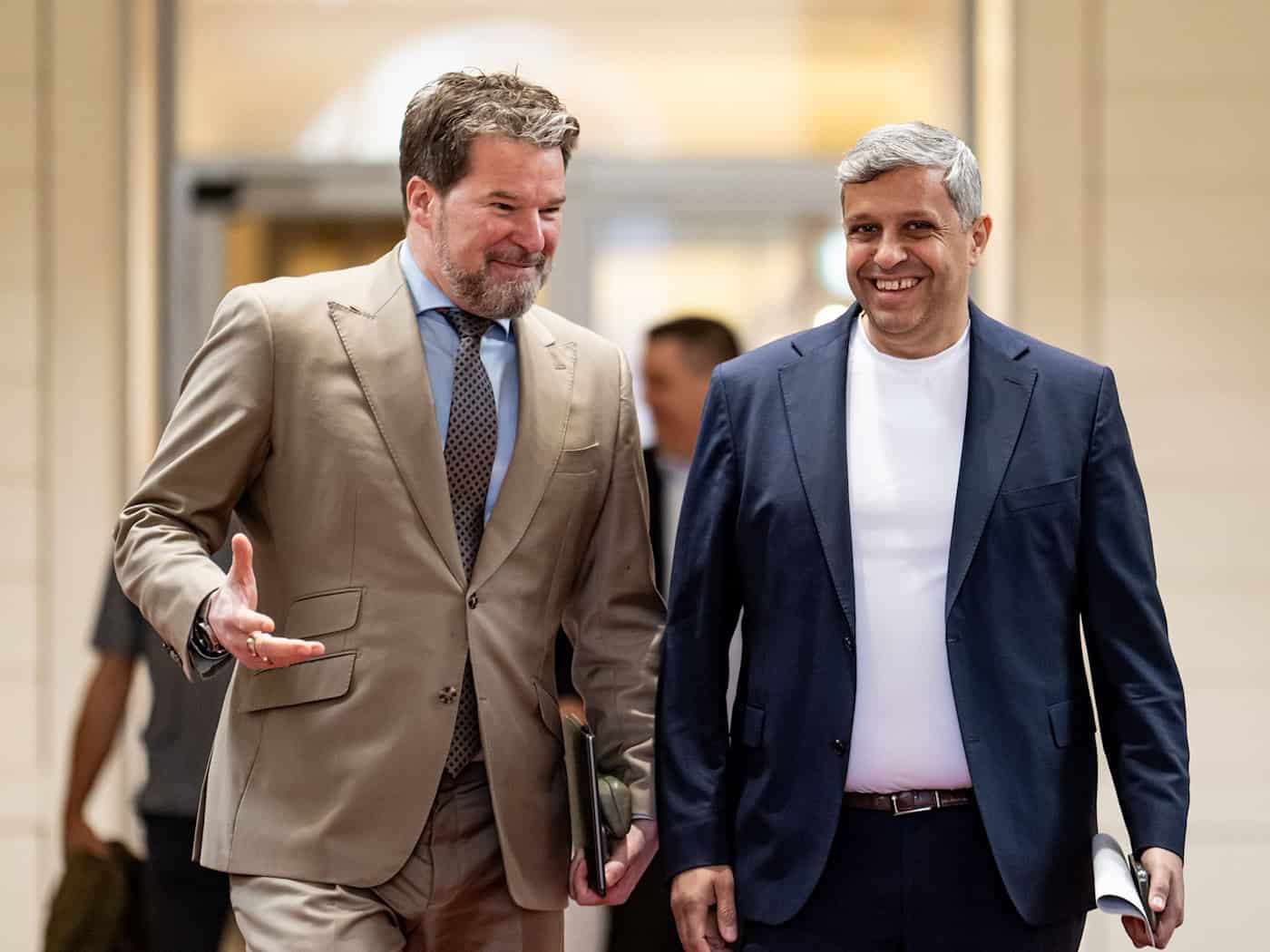 Die beiden Fraktionsvorsitzenden Dirk Stettner (CDU, l) und Raed Saleh (SPD) sind optimistisch, noch etliche Gesetze vor der Sommerpause verabschieden zu können.   / Foto: Fabian Sommer/dpa