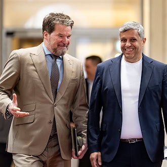 Die beiden Fraktionsvorsitzenden Dirk Stettner (CDU, l) und Raed Saleh (SPD) sind optimistisch, noch etliche Gesetze vor der Sommerpause verabschieden zu können.   / Foto: Fabian Sommer/dpa