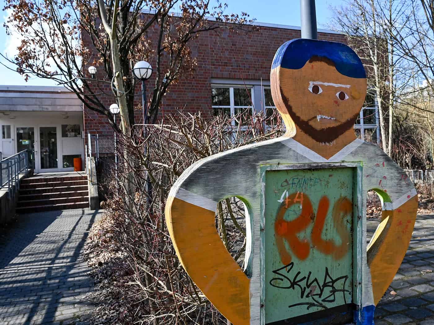 Das Jugendzentrum Wutzkyallee ist derzeit geschlossen. (Archivbild) / Foto: Jens Kalaene/dpa