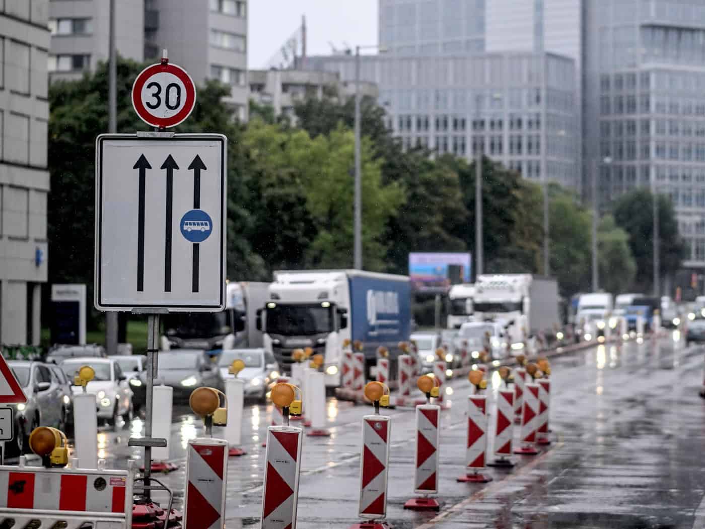 In Berlin bremsen zahlreiche Baustellen den Verkehr aus. (Archivbild) / Foto: Britta Pedersen/dpa