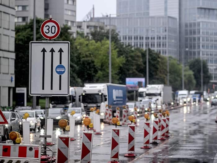 In Berlin bremsen zahlreiche Baustellen den Verkehr aus. (Archivbild) / Foto: Britta Pedersen/dpa