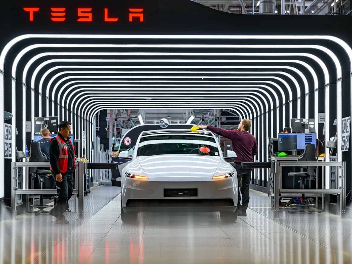 Der US-Elektroautobauer Tesla hat den Krankenstand in der Fabrik in Grünheide bei Berlin reduziert. (Archivbild) / Foto: Patrick Pleul/dpa