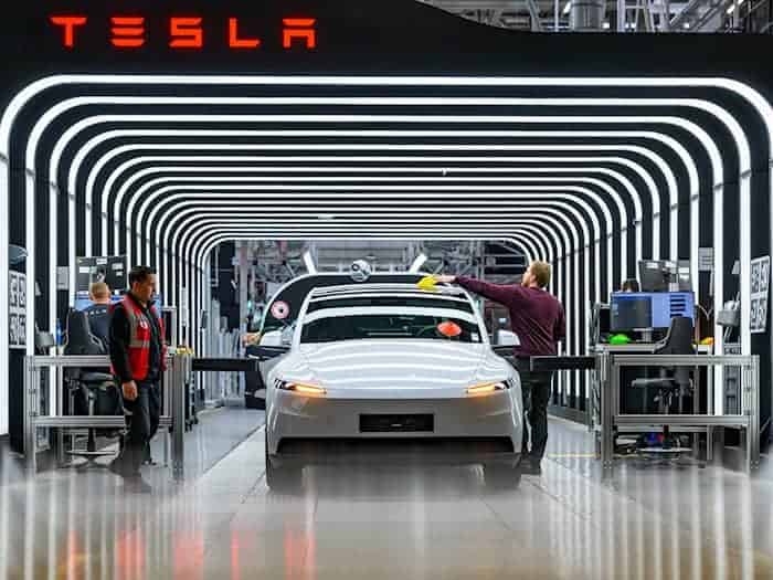 Der US-Elektroautobauer Tesla hat den Krankenstand in der Fabrik in Grünheide bei Berlin reduziert. (Archivbild) / Foto: Patrick Pleul/dpa