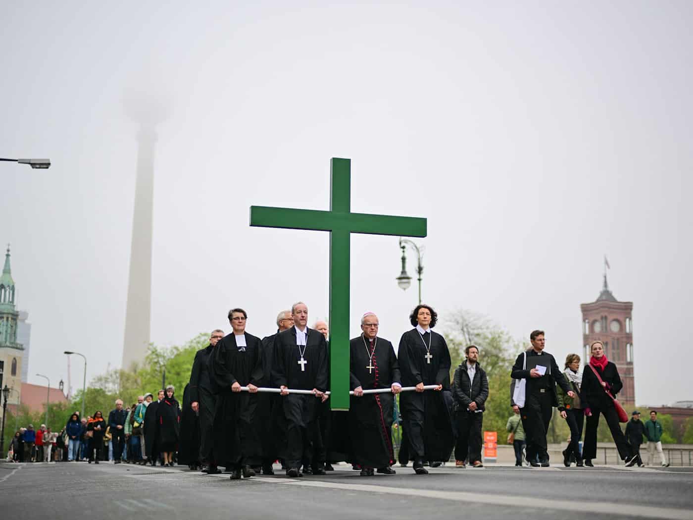 Die ökumenische Karfreitagsprozession durch Berlin-Mitte kann auf eine langjährige Tradition zurückblicken. (Archivbild) / Foto: Sebastian Christoph Gollnow/dpa