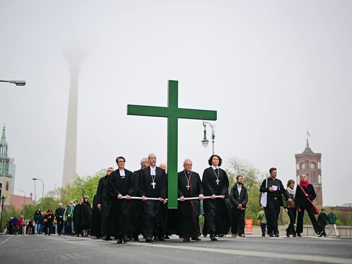 Die ökumenische Karfreitagsprozession durch Berlin-Mitte kann auf eine langjährige Tradition zurückblicken. (Archivbild) / Foto: Sebastian Christoph Gollnow/dpa