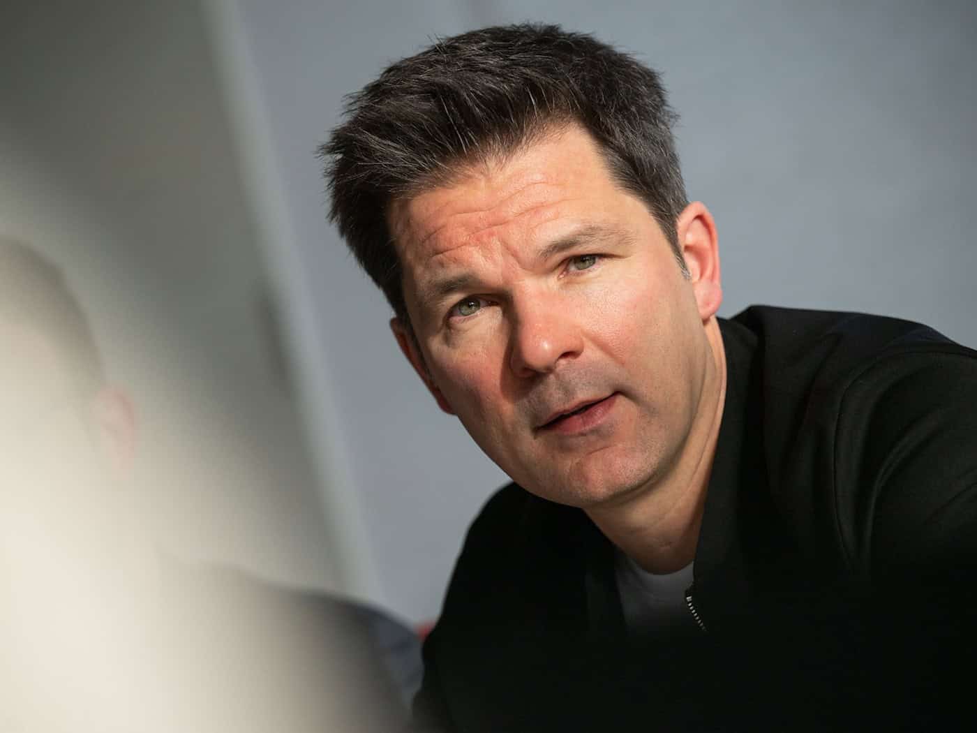 SPD-Spitzenkandidat Steffen Krach kritisiert den Regierenden CDU-Bürgermeister Kai Wegner. (Archivbild)    / Foto: Sebastian Gollnow/dpa