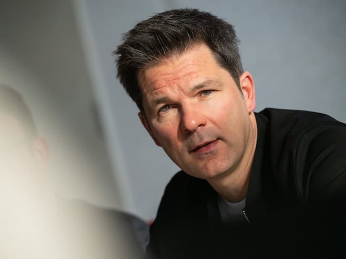 SPD-Spitzenkandidat Steffen Krach kritisiert den Regierenden CDU-Bürgermeister Kai Wegner. (Archivbild)    / Foto: Sebastian Gollnow/dpa