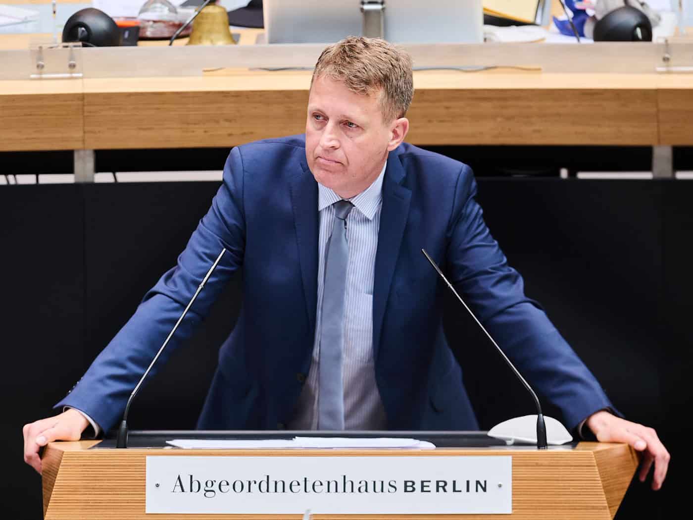 Der Berliner Senat hat den Staatssekretär Oliver Friederici entlassen. (Archivbild) / Foto: Annette Riedl/dpa