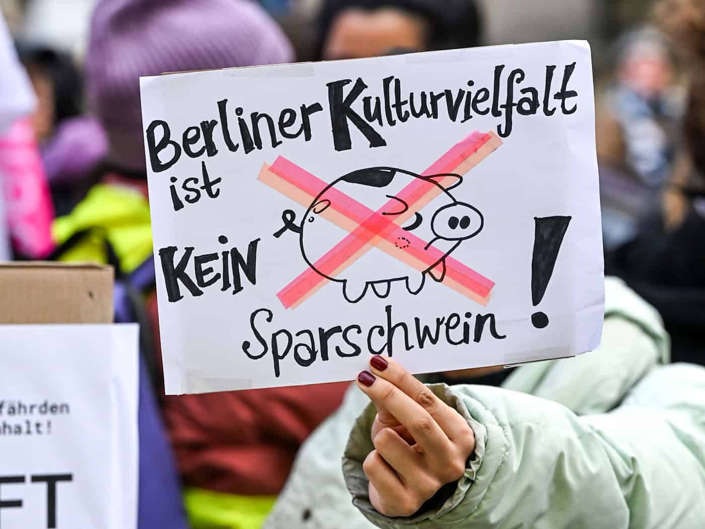 Gegen Kürzungen im Kulturbereich gab es in Berlin massiven Protest. (Archivbild) / Foto: Jens Kalaene/dpa