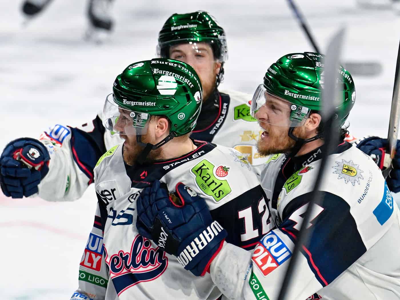 Jubeln auch im dritten Duell: Die Eisbären Berlin / Foto: Uwe Anspach/dpa