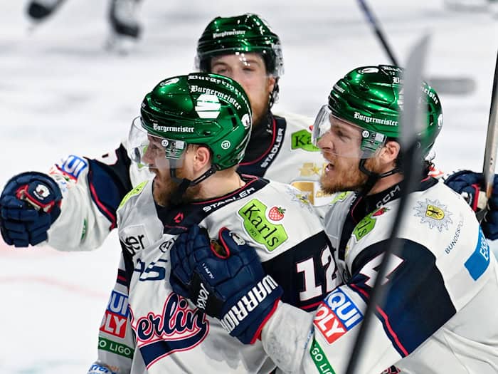 Jubeln auch im dritten Duell: Die Eisbären Berlin / Foto: Uwe Anspach/dpa