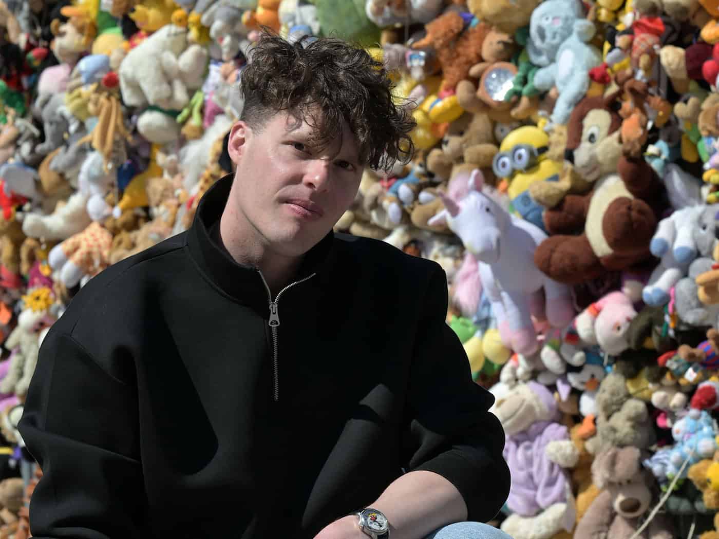 Mit 5.000 Kuscheltieren will der Künstler ein Zeichen setzen. / Foto: Michael Bahlo/dpa