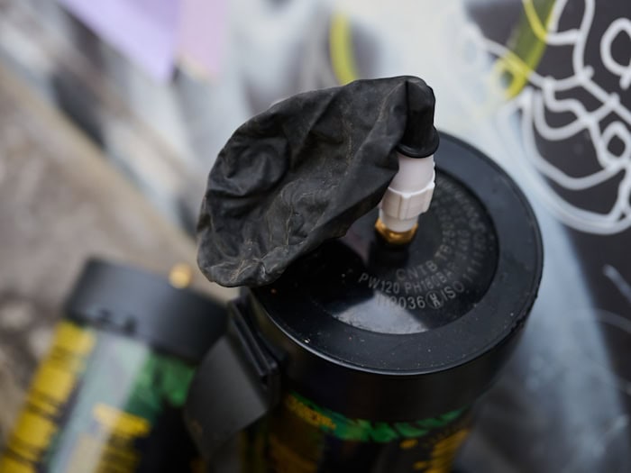 Als Partydroge wird Lachgas über einen Luftballon inhaliert. (Symbolbild). / Foto: Annette Riedl/dpa