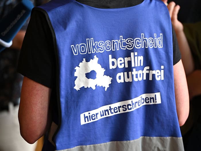 Die Initiatoren des Volksbegehrens «Berlin autofrei» sammeln seit Anfang Januar Unterschriften. (Archivbild)      / Foto: Michael Brandt/dpa