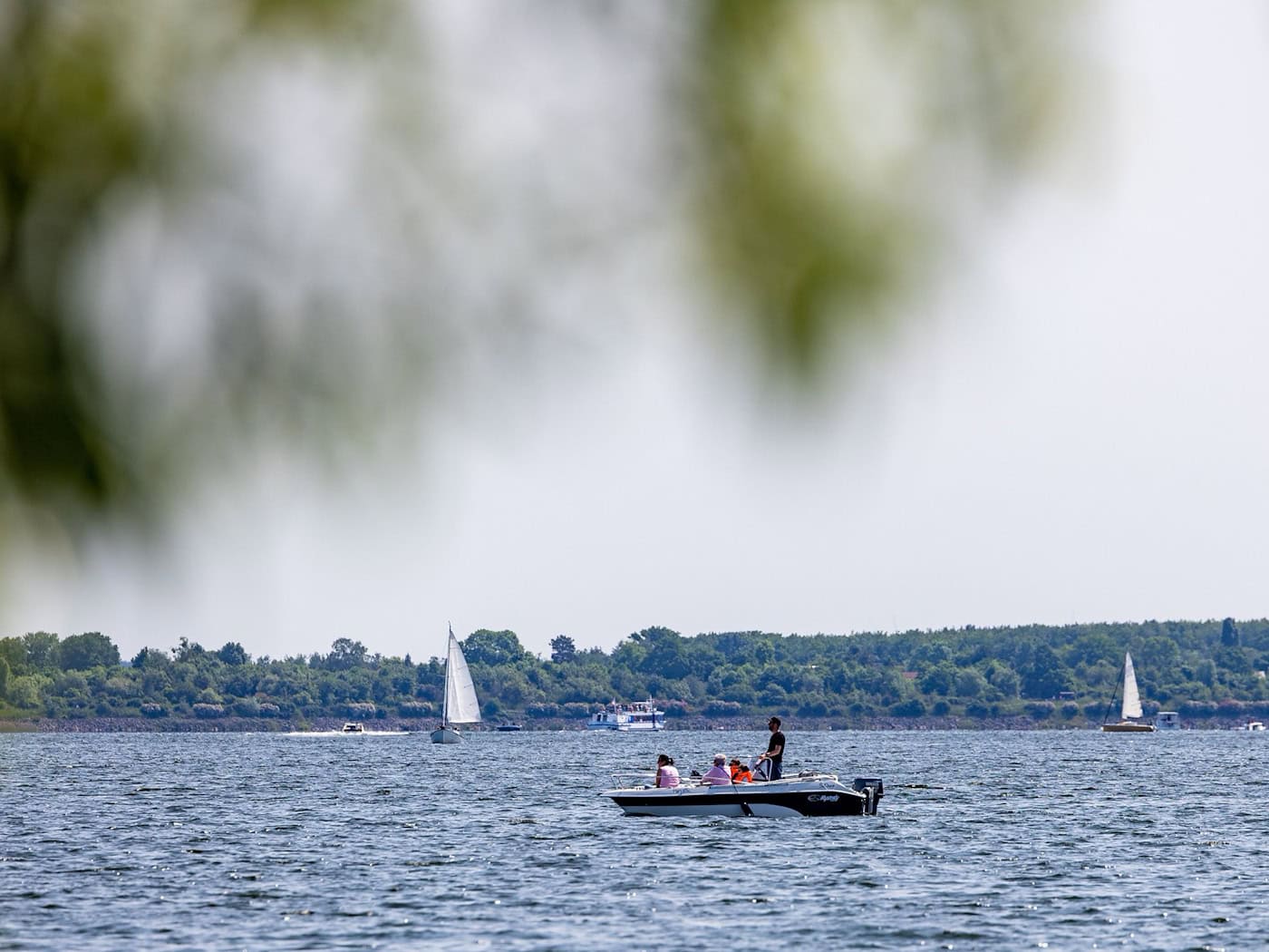 Ab Ende Juni sollen erstmals fünf schiffbare Seen durch Kanäle im Lausitzer Seenland miteinander verbunden sein. Der Tourismusverband hofft auf einen Bekanntheitsschub. (Archivbild) / Foto: Frank Hammerschmidt/dpa/dpa-tmn