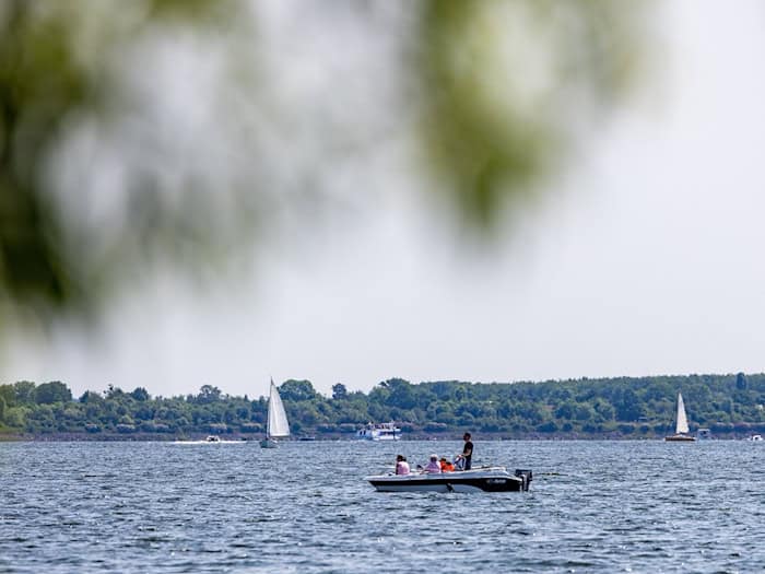Ab Ende Juni sollen erstmals fünf schiffbare Seen durch Kanäle im Lausitzer Seenland miteinander verbunden sein. Der Tourismusverband hofft auf einen Bekanntheitsschub. (Archivbild) / Foto: Frank Hammerschmidt/dpa/dpa-tmn