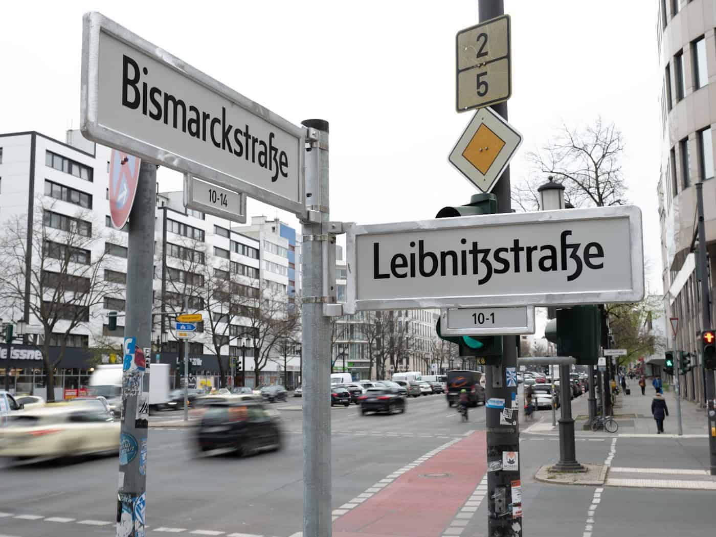 Ein Berliner Straßenschild mit dem Namen des Philosophen Leibniz wies ein «t» zu viel auf und musste ausgetauscht werden. (Archivbild) / Foto: Markus Lenhardt/dpa