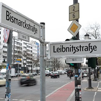 Ein Berliner Straßenschild mit dem Namen des Philosophen Leibniz wies ein «t» zu viel auf und musste ausgetauscht werden. (Archivbild) / Foto: Markus Lenhardt/dpa