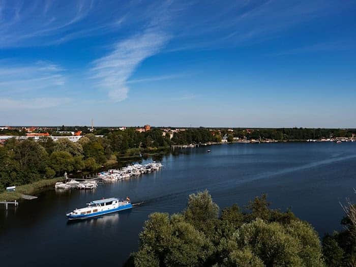 Die Wasserschutzpolizei ist vorbereitet auf den Start in die Wassersportsaison und will Bootsführer verstärkt kontrollieren. (Archivbild)  / Foto: Paul Zinken/dpa