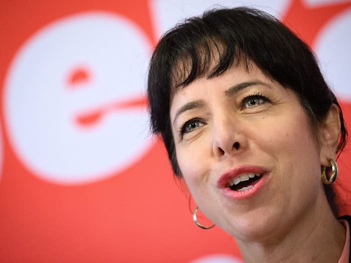 Die Spitzenkandidatin der Berliner Linke bei der Abgeordnetenhauswahl, Elif Eralp, will ins Rote Rathaus. (Archivfoto)  / Foto: Bernd von Jutrczenka/dpa