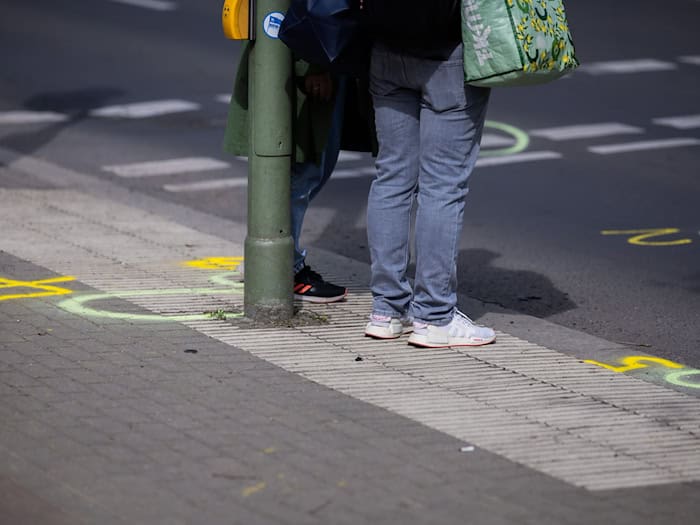 Markierungen der Spurensicherung sind an der Kreuzung Buckower Damm/Gutschmidtstraße zu sehen.  / Foto: Christoph Soeder/dpa