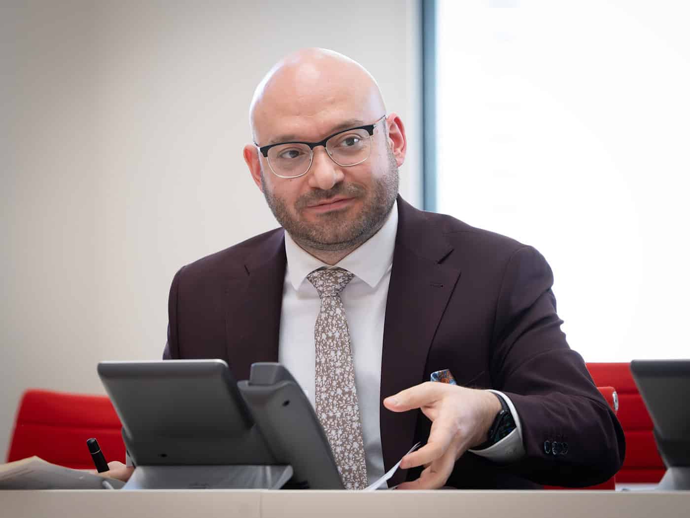 Brandenburgs Gesundheitsminister René Wilke (SPD) zeigt sich verwundert über die Ankündigung des Landkreises Märkisch-Oderland, Gebührenbescheide für Rettungsleerfahrten zu verschicken (Archivbild). / Foto: Soeren Stache/dpa