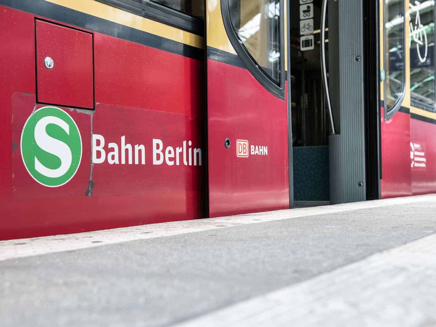 Der 58-Jährige wurde laut Bundespolizei zwischen der S-Bahn und der Bahnsteigkante eingeklemmt. (Symbolbild) / Foto: Paul Zinken/dpa